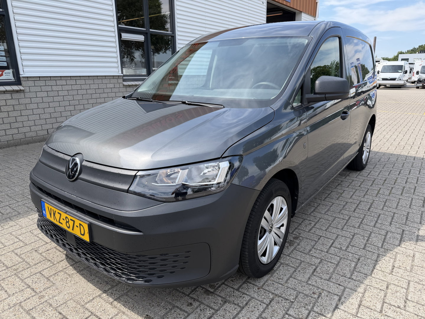 Volkswagen Caddy Cargo 2.0 TDI Economy Business / vaste prijs rijklaar € 14.950 ex btw / lease vanaf € / euro 6 / bpm vrij / cruise en climate control / donker grijs metallic