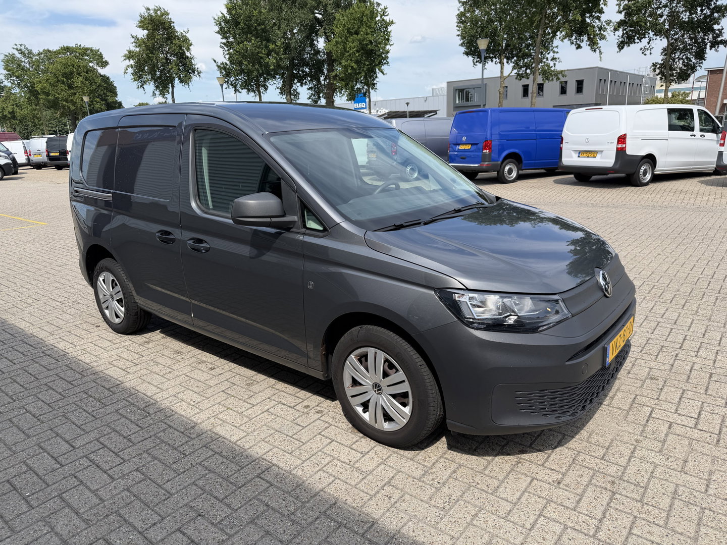Volkswagen Caddy Cargo 2.0 TDI Economy Business / vaste prijs rijklaar € 14.950 ex btw / lease vanaf € / euro 6 / bpm vrij / cruise en climate control / donker grijs metallic