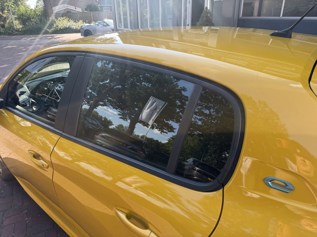 Peugeot e-208