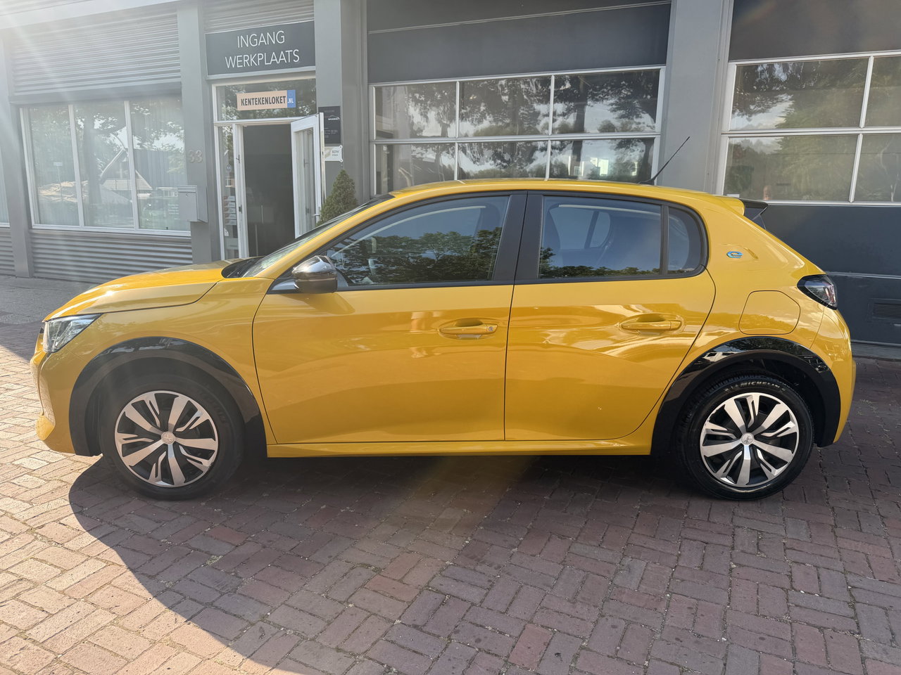 Peugeot e-208