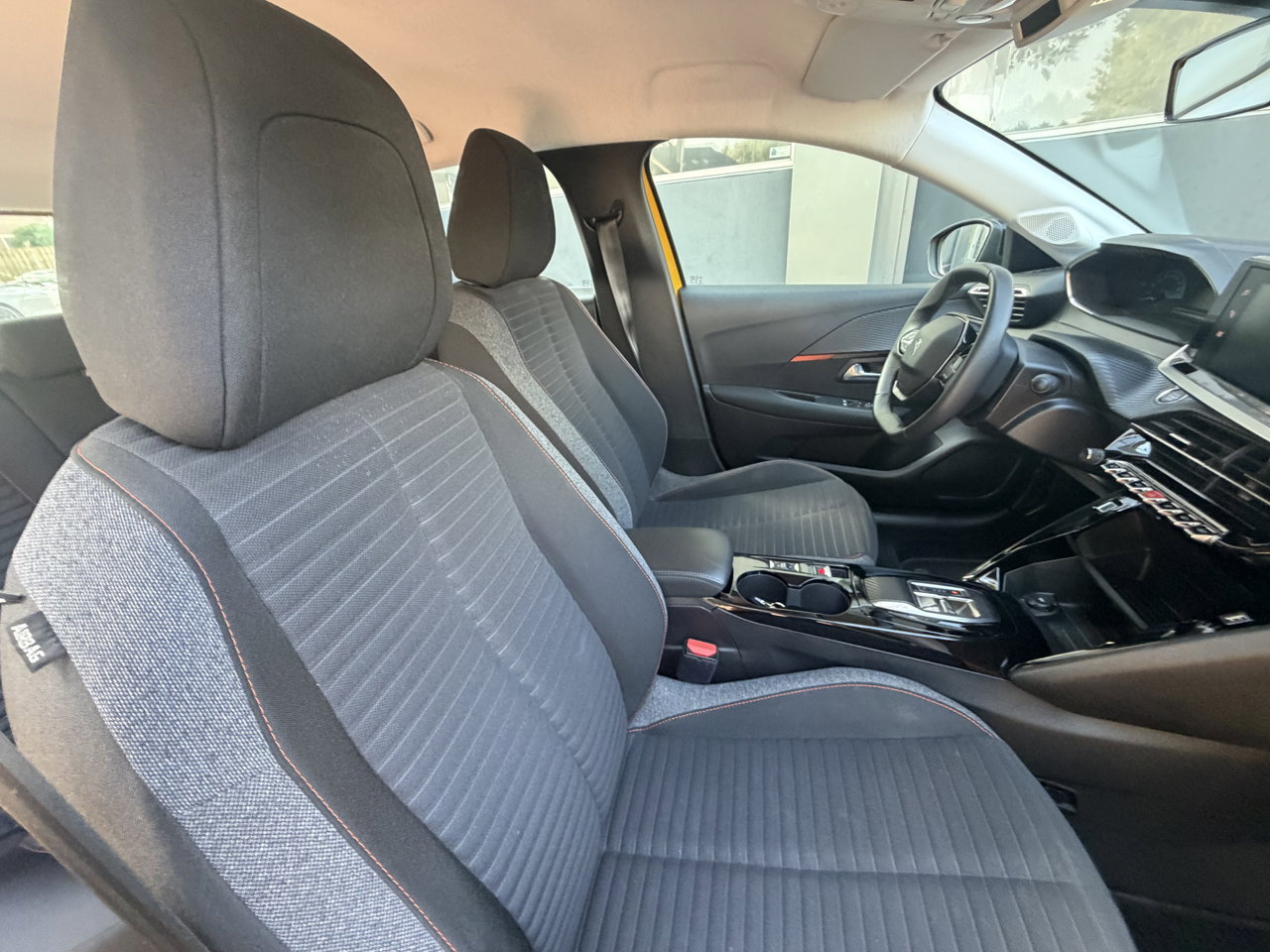 Peugeot e-208