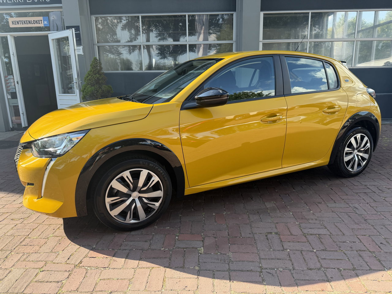 Peugeot e-208