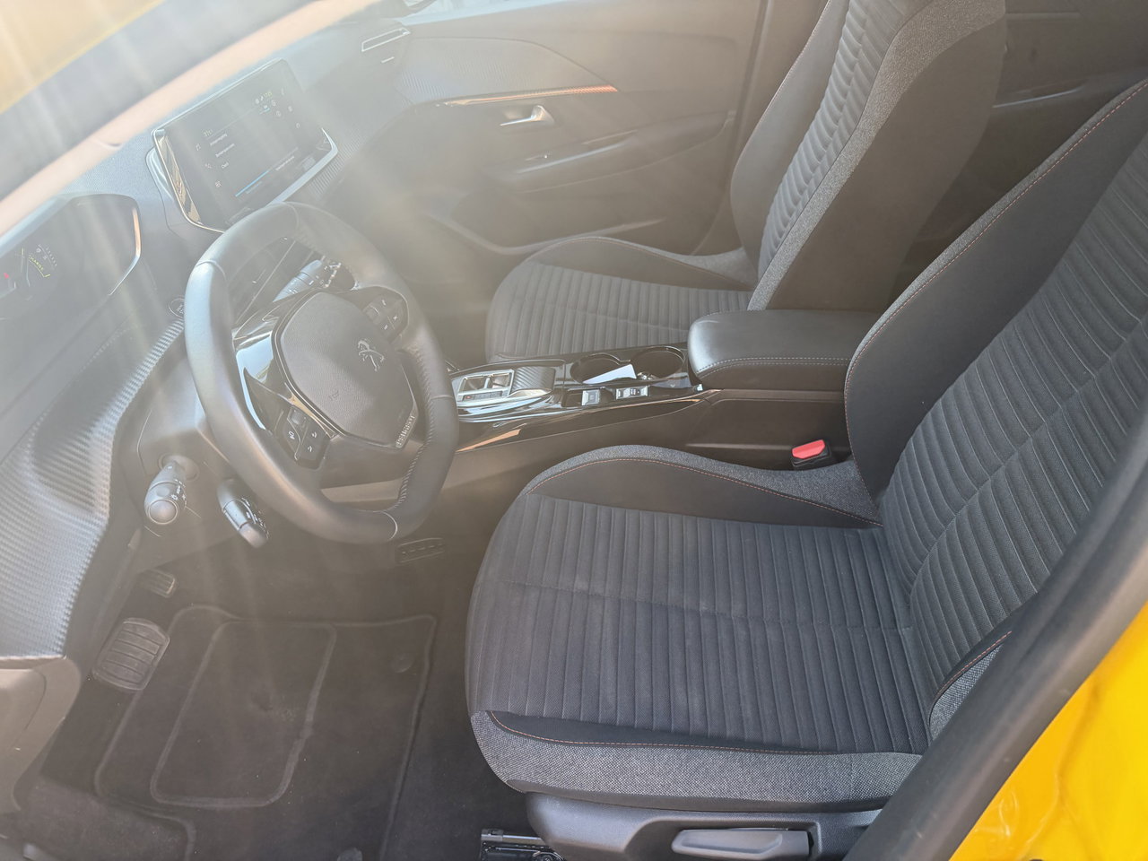 Peugeot e-208