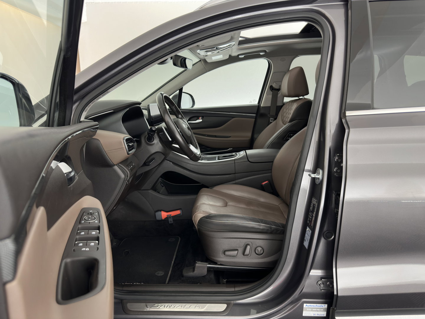 Hyundai Santa Fe 1.6 T-GDI Comfort Smart Sky AWD [ 7-Pers. ] {SoH-100%} (Plug-In) (INCL-BTW) *PANO | LEATHER | FULL-LED | ADAPTIVE-CRUISE | BLINDSPOT | MEMORY-PACK | DIGI-COCKPIT | SHIFTPADDLES | PRIVACYGLASS | NAVI-FULLMAP | KEYLESS | TOWBAR | CARBON | 19''ALU*