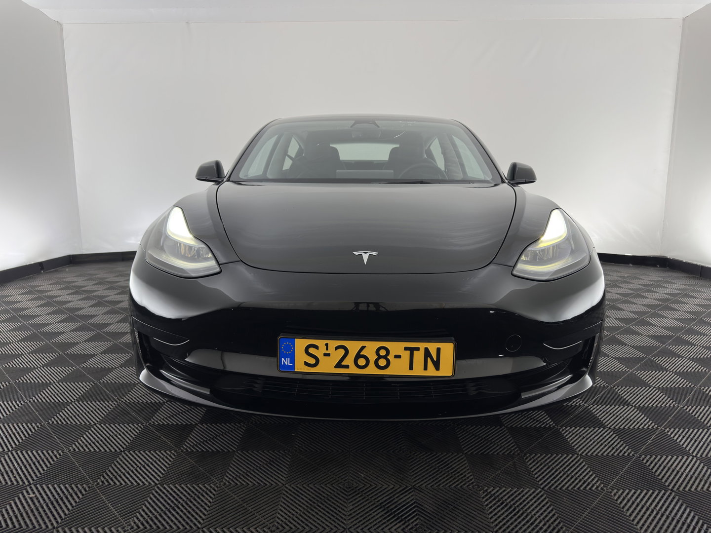 Tesla Model 3 Standard RWD Plus 60 kWh [3-Fase-11kW] {SoH-90%} (INCL-BTW) Aut. *PANO | AUTOPILOT | LEATHER | KEYLESS | FULL-LED | MEMORY-PACK | TOPVIEW | DAB | CARPLAY | DIGI-COCKPIT | LANE-ASSIST | HEATED- COMFORTSEATS | 19"ALU*