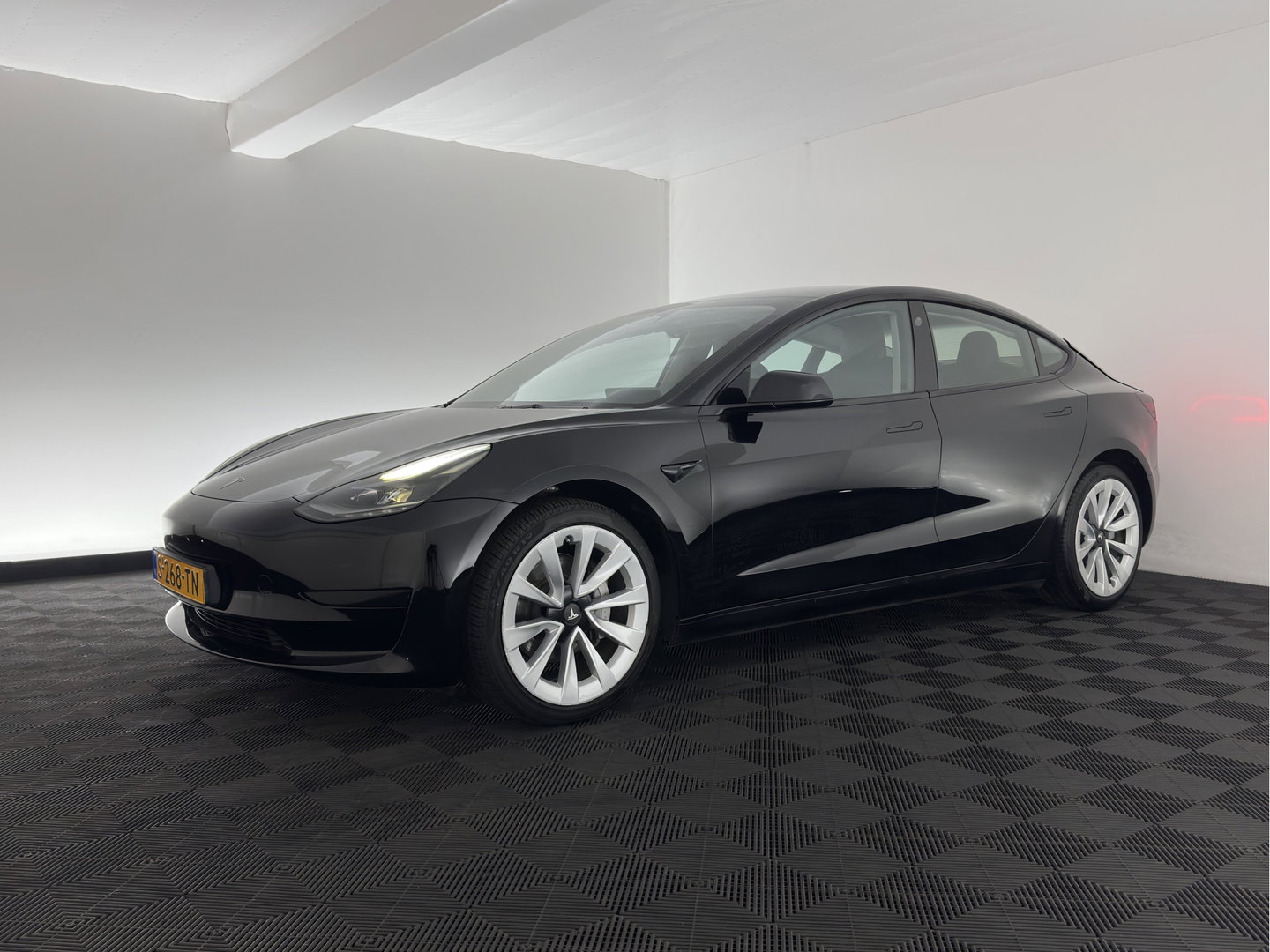 Tesla Model 3 Standard RWD Plus 60 kWh [3-Fase-11kW] {SoH-90%} (INCL-BTW) Aut. *PANO | AUTOPILOT | LEATHER | KEYLESS | FULL-LED | MEMORY-PACK | TOPVIEW | DAB | CARPLAY | DIGI-COCKPIT | LANE-ASSIST | HEATED- COMFORTSEATS | 19"ALU*