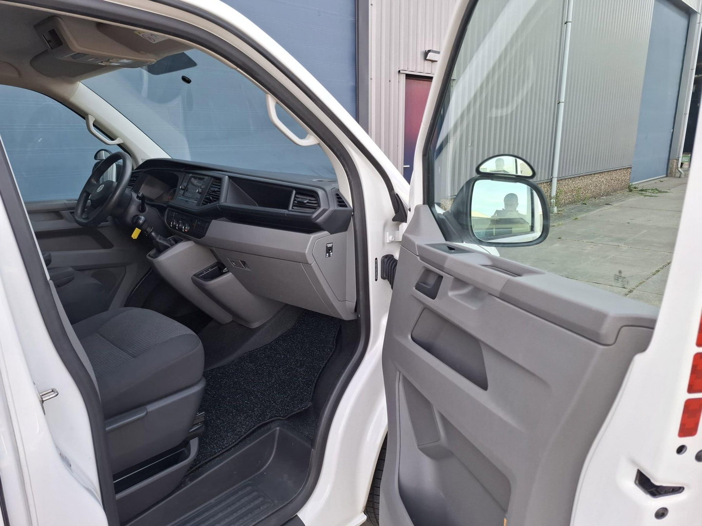Volkswagen Transporter 2.0 TDI L2H1 30 Comfortline CARPLAY / L2H1 / CRUISE CONTROLE / AIRCO / EURO 6