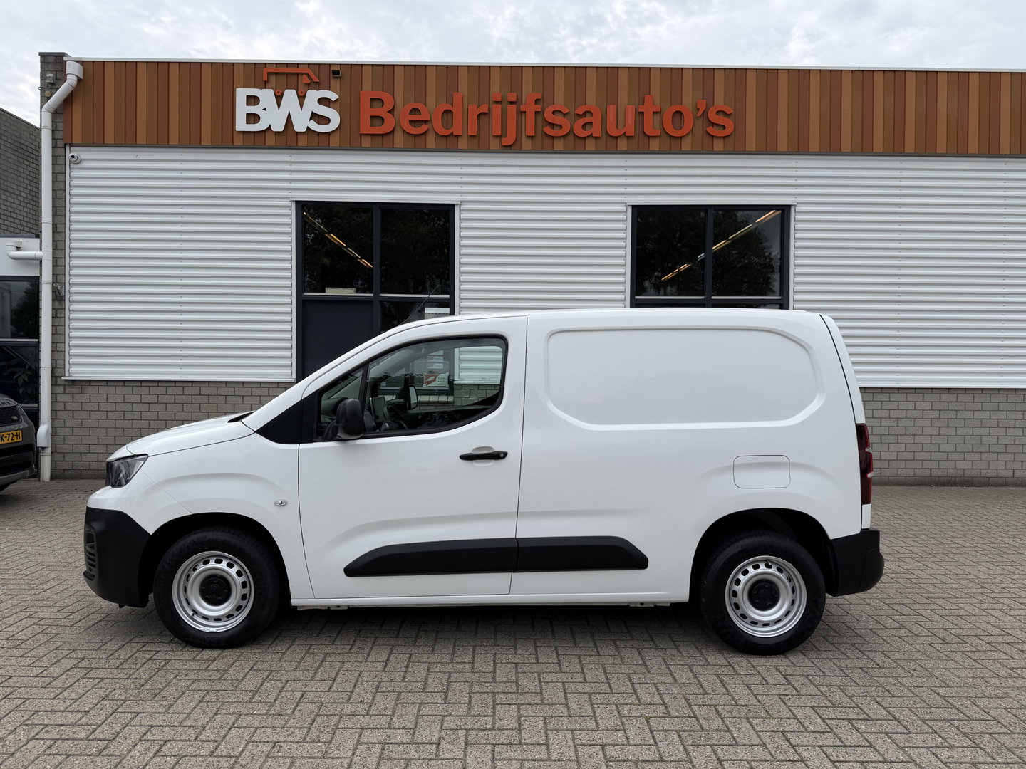 Peugeot Partner 1.2 PureTech Premium / benzine grijs kenteken / euro 6 / vaste prijs rijklaar € 11.750 ex btw / lease vanaf € 198 / airco / cruise / navi / raam in de schuifdeur / Apple Carplay Android auto