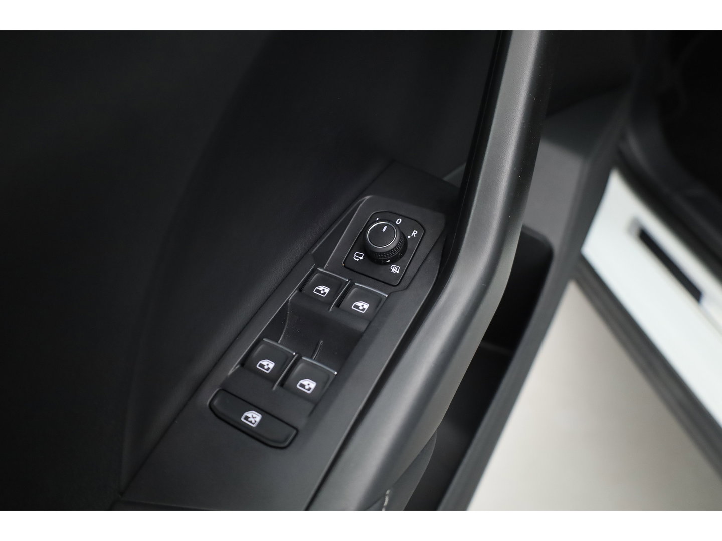Volkswagen T-Cross 1.0 TSI R-Line DSG | IQ. Light | Apple CarPlay | Camera + PDC | Adapt. Cruise | 18'' | Digi. Cockpit |