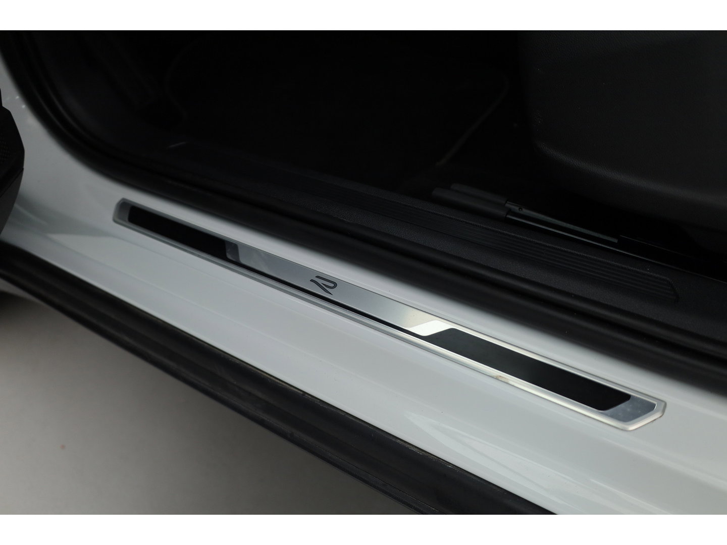 Volkswagen T-Cross 1.0 TSI R-Line DSG | IQ. Light | Apple CarPlay | Camera + PDC | Adapt. Cruise | 18'' | Digi. Cockpit |