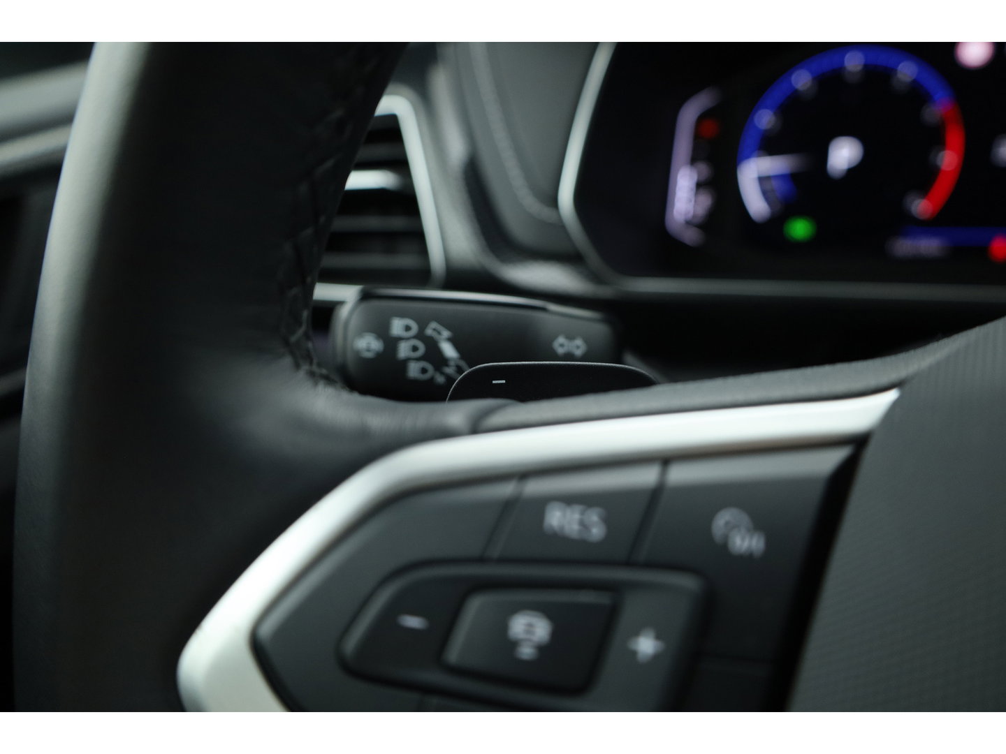 Volkswagen T-Cross 1.0 TSI R-Line DSG | IQ. Light | Apple CarPlay | Camera + PDC | Adapt. Cruise | 18'' | Digi. Cockpit |
