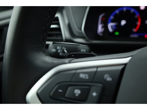 Volkswagen T-Cross 1.0 TSI R-Line DSG | IQ. Light | Apple CarPlay | Camera + PDC | Adapt. Cruise | 18'' | Digi. Cockpit |