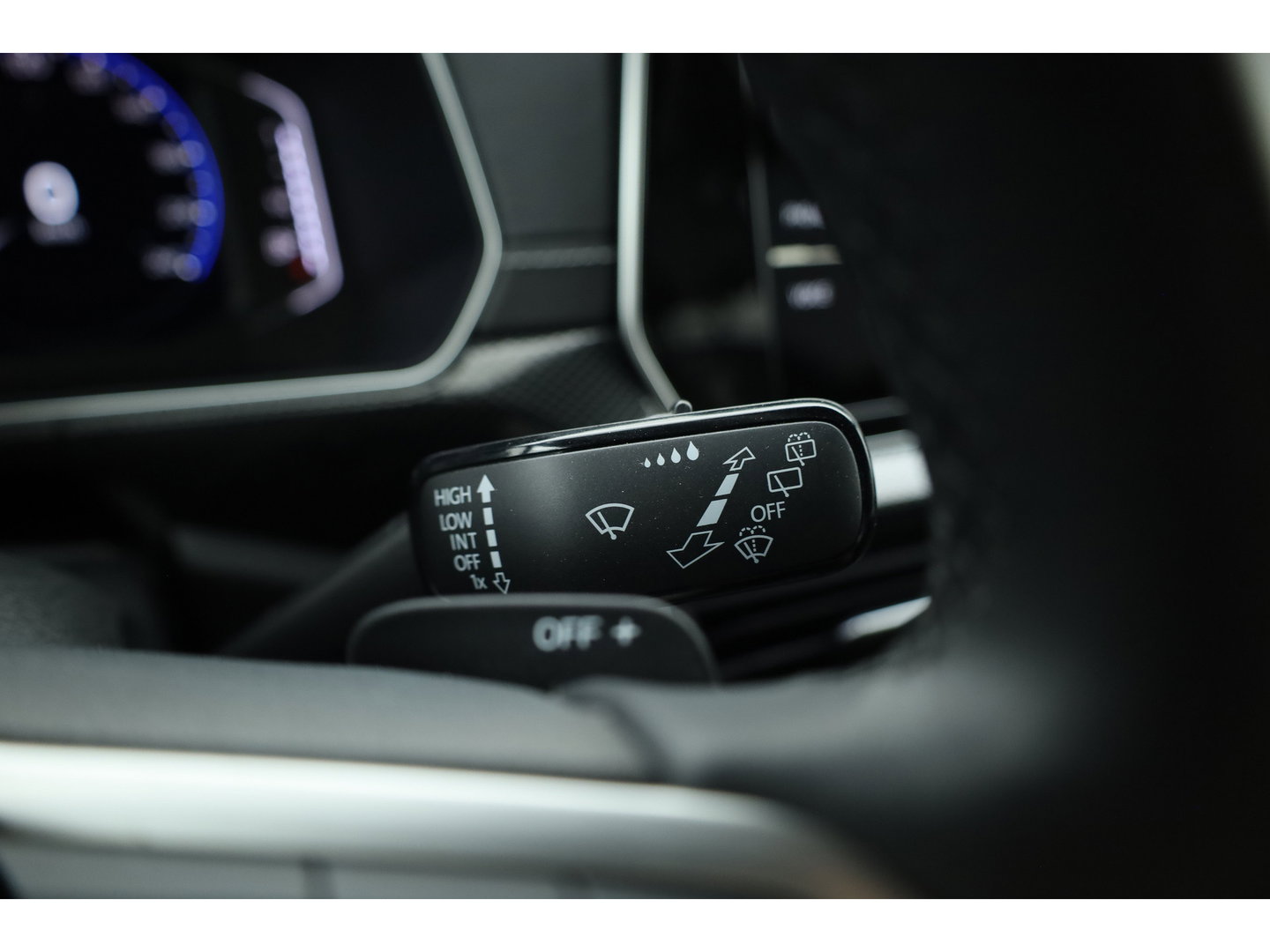Volkswagen T-Cross 1.0 TSI R-Line DSG | IQ. Light | Apple CarPlay | Camera + PDC | Adapt. Cruise | 18'' | Digi. Cockpit |