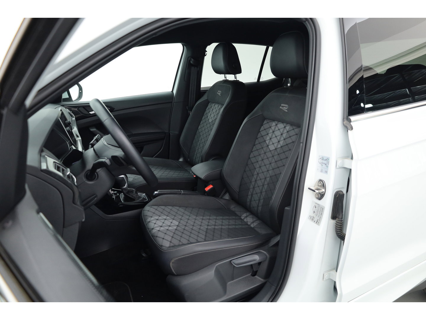 Volkswagen T-Cross 1.0 TSI R-Line DSG | IQ. Light | Apple CarPlay | Camera + PDC | Adapt. Cruise | 18'' | Digi. Cockpit |