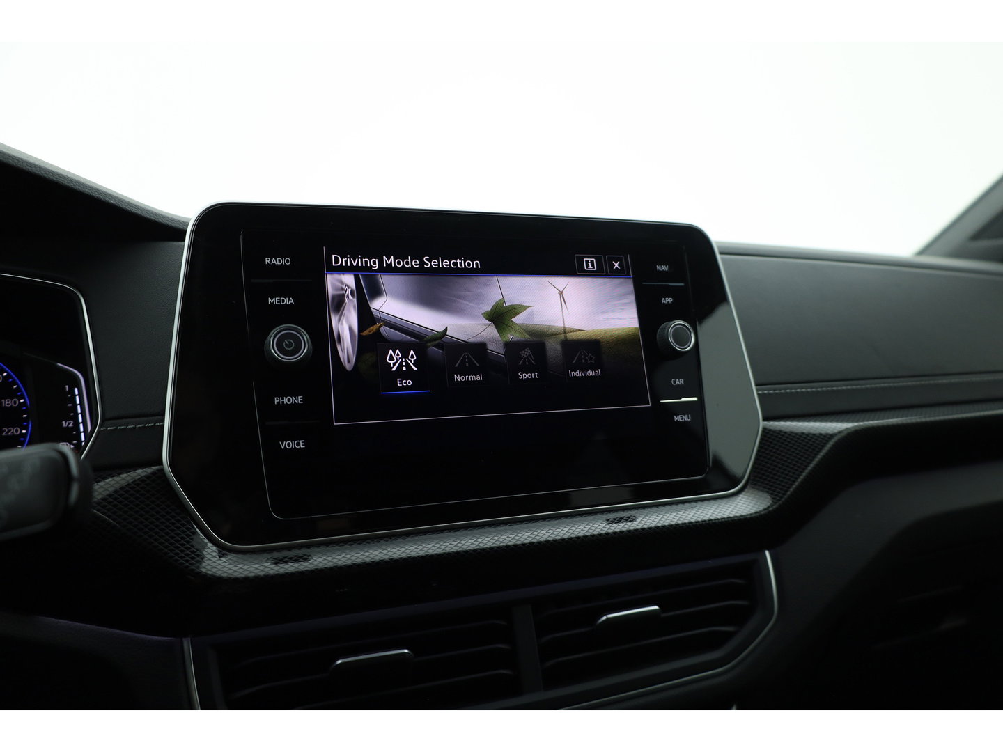 Volkswagen T-Cross 1.0 TSI R-Line DSG | IQ. Light | Apple CarPlay | Camera + PDC | Adapt. Cruise | 18'' | Digi. Cockpit |