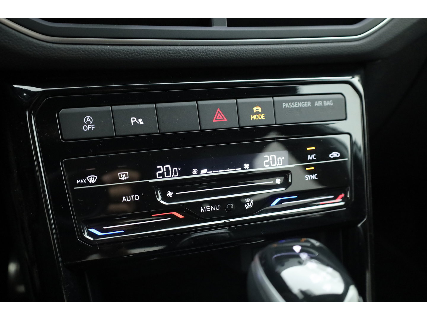 Volkswagen T-Cross 1.0 TSI R-Line DSG | IQ. Light | Apple CarPlay | Camera + PDC | Adapt. Cruise | 18'' | Digi. Cockpit |