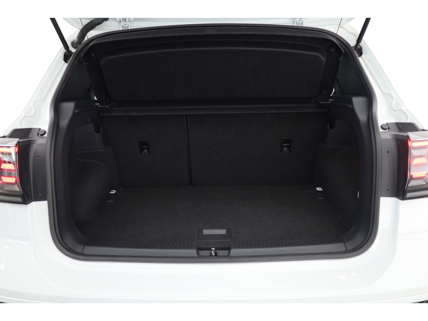 Volkswagen T-Cross 1.0 TSI R-Line DSG | IQ. Light | Apple CarPlay | Camera + PDC | Adapt. Cruise | 18'' | Digi. Cockpit |