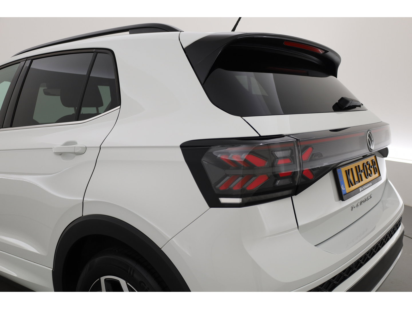 Volkswagen T-Cross 1.0 TSI R-Line DSG | IQ. Light | Apple CarPlay | Camera + PDC | Adapt. Cruise | 18'' | Digi. Cockpit |