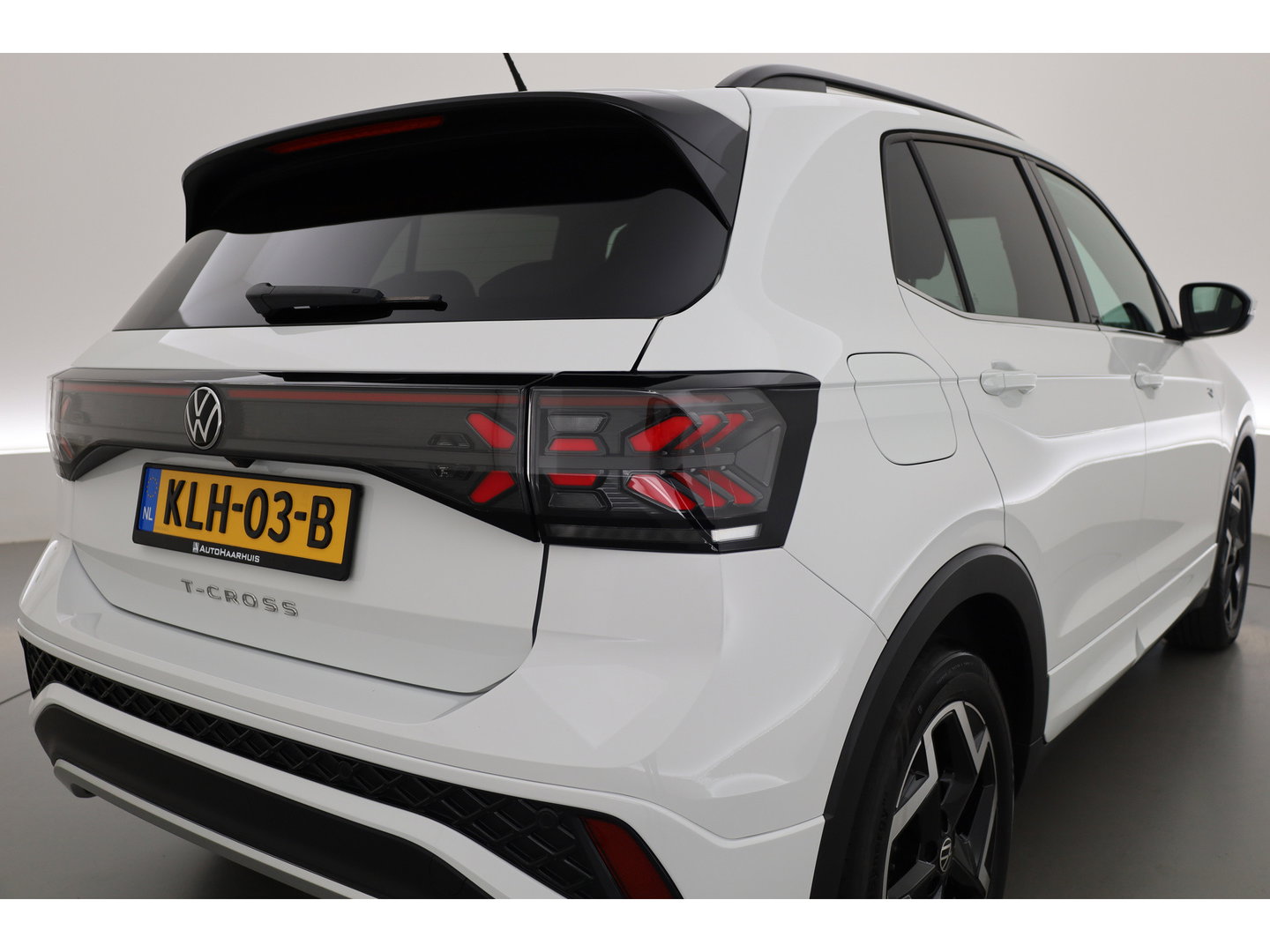 Volkswagen T-Cross 1.0 TSI R-Line DSG | IQ. Light | Apple CarPlay | Camera + PDC | Adapt. Cruise | 18'' | Digi. Cockpit |