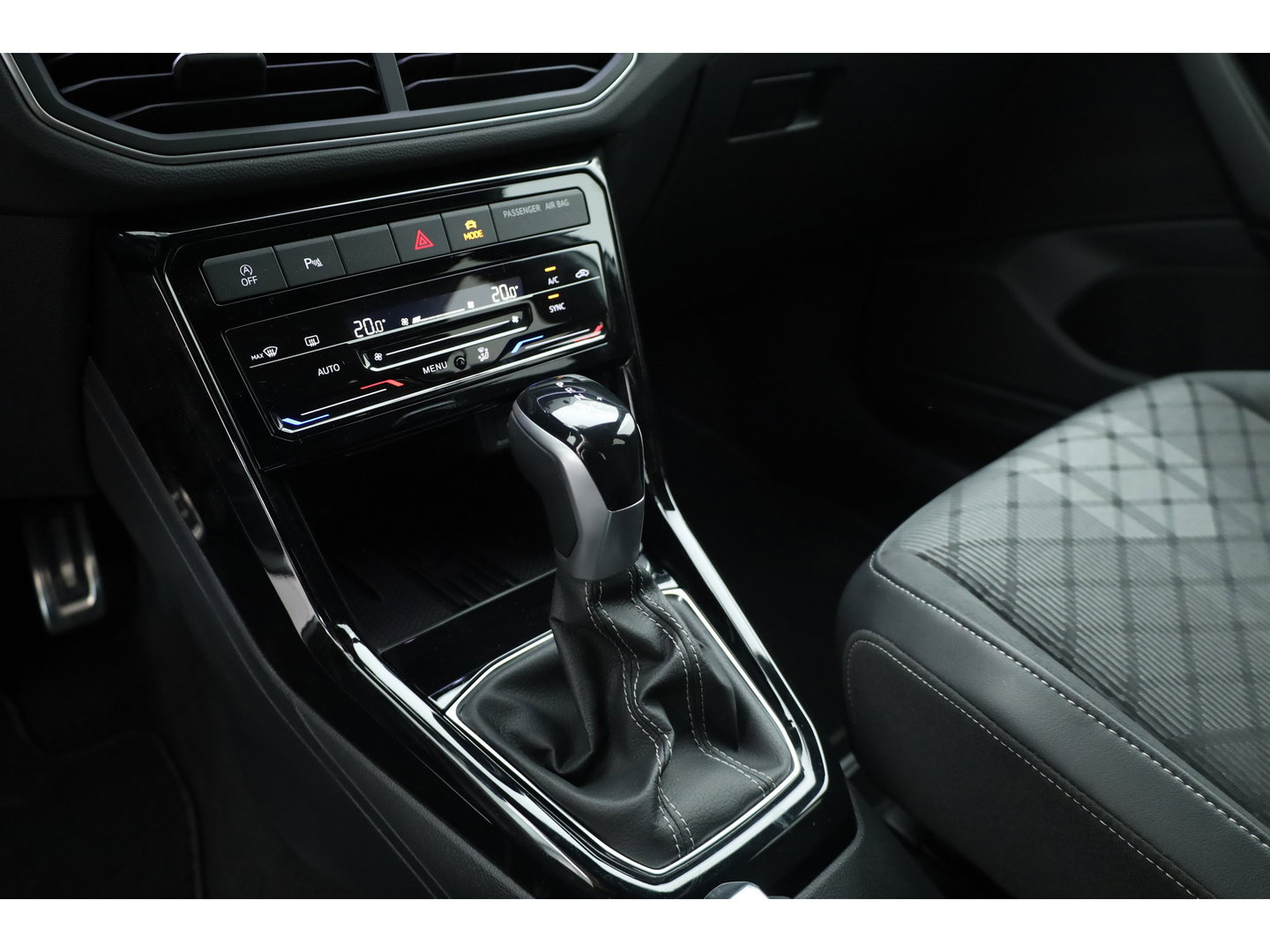 Volkswagen T-Cross 1.0 TSI R-Line DSG | IQ. Light | Apple CarPlay | Camera + PDC | Adapt. Cruise | 18'' | Digi. Cockpit |