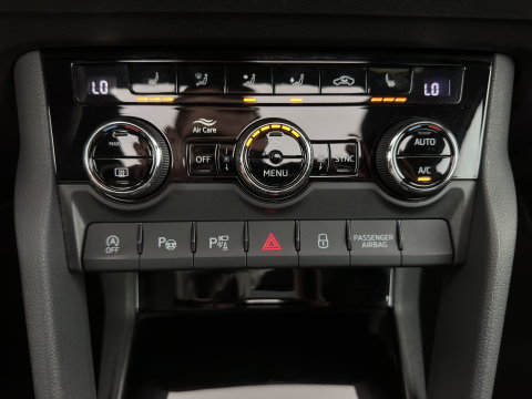 Škoda Karoq 1.5 TSI ACT Sportline Business (INCL-BTW) Aut. *PANO | DIGI-COCKPIT | FULL-LED | ADAPTIVE-CRUISE | HEATED-SPORTSEATS | TOP-VIEW |  AMBIENTLIGHT | NAVI-FULLMAP | KEYLESS | DAB+ | TOWBAR | PRIVACYGLASS | 18''ALU*