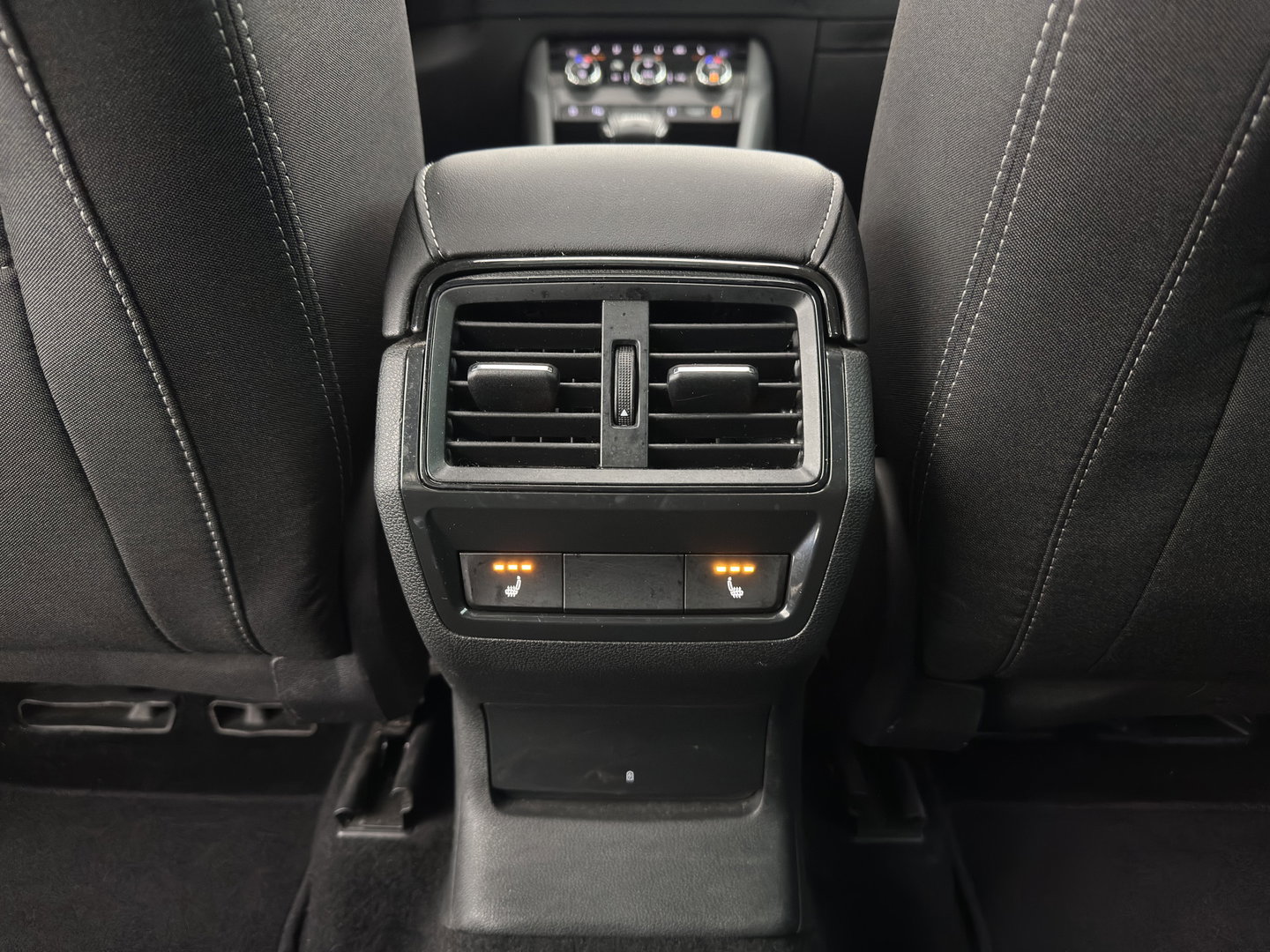 Škoda Karoq 1.5 TSI ACT Sportline Business (INCL-BTW) Aut. *PANO | DIGI-COCKPIT | FULL-LED | ADAPTIVE-CRUISE | HEATED-SPORTSEATS | TOP-VIEW |  AMBIENTLIGHT | NAVI-FULLMAP | KEYLESS | DAB+ | TOWBAR | PRIVACYGLASS | 18''ALU*