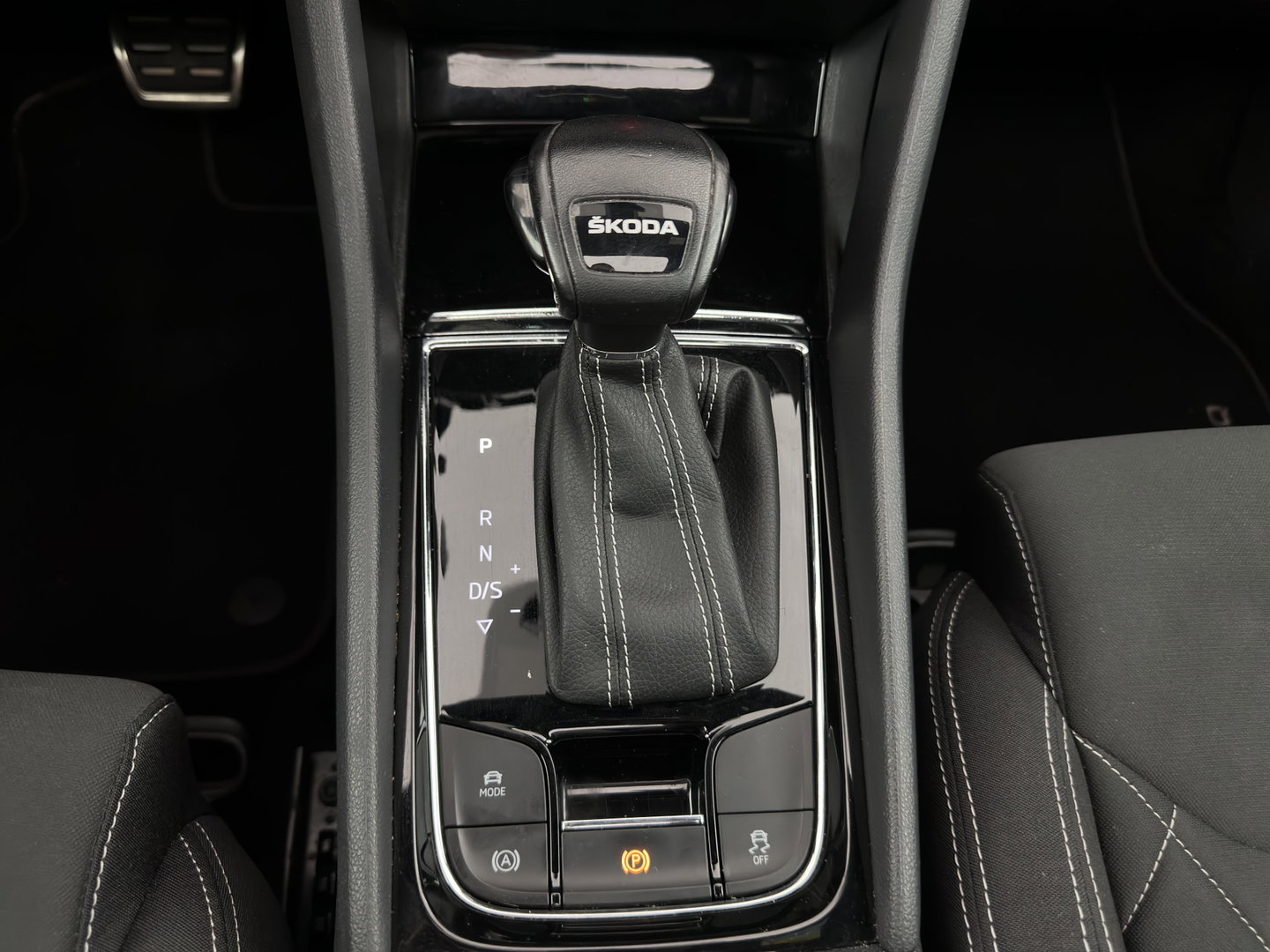 Škoda Karoq 1.5 TSI ACT Sportline Business (INCL-BTW) Aut. *PANO | DIGI-COCKPIT | FULL-LED | ADAPTIVE-CRUISE | HEATED-SPORTSEATS | TOP-VIEW |  AMBIENTLIGHT | NAVI-FULLMAP | KEYLESS | DAB+ | TOWBAR | PRIVACYGLASS | 18''ALU*