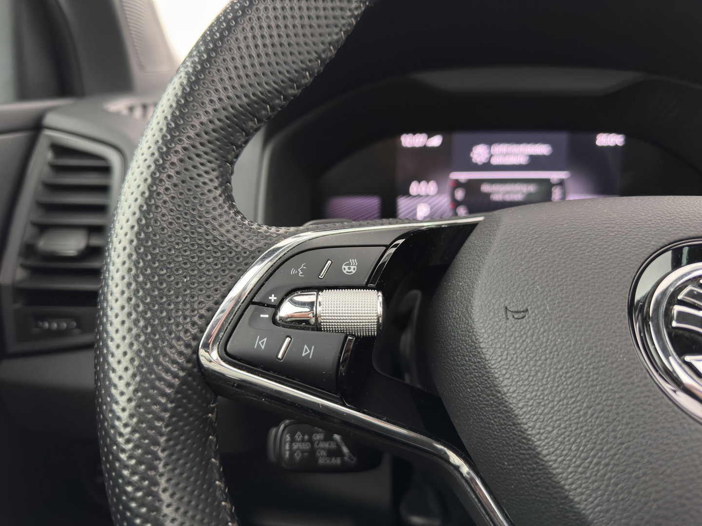 Škoda Karoq 1.5 TSI ACT Sportline Business (INCL-BTW) Aut. *PANO | DIGI-COCKPIT | FULL-LED | ADAPTIVE-CRUISE | HEATED-SPORTSEATS | TOP-VIEW |  AMBIENTLIGHT | NAVI-FULLMAP | KEYLESS | DAB+ | TOWBAR | PRIVACYGLASS | 18''ALU*