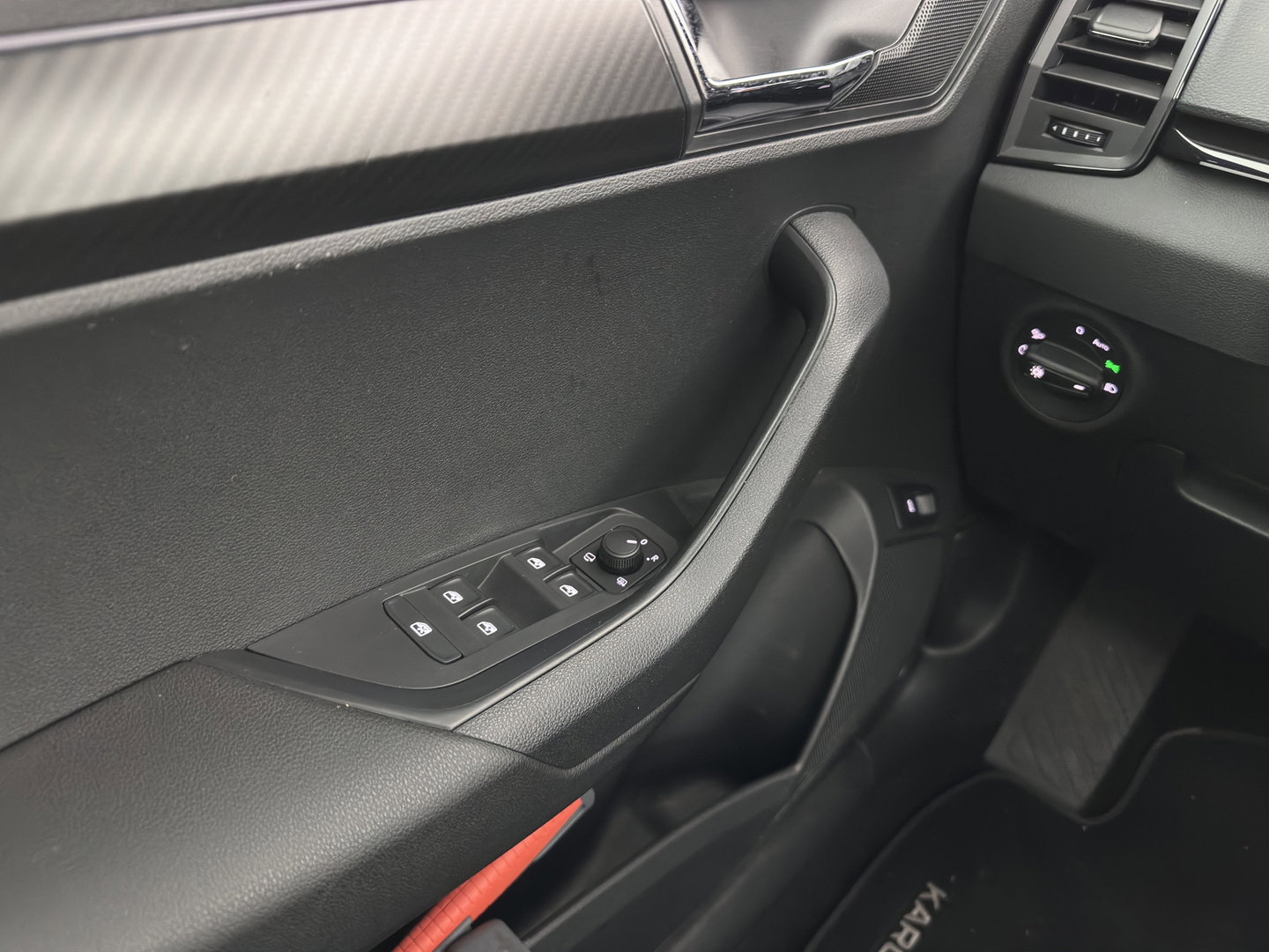 Škoda Karoq 1.5 TSI ACT Sportline Business (INCL-BTW) Aut. *PANO | DIGI-COCKPIT | FULL-LED | ADAPTIVE-CRUISE | HEATED-SPORTSEATS | TOP-VIEW |  AMBIENTLIGHT | NAVI-FULLMAP | KEYLESS | DAB+ | TOWBAR | PRIVACYGLASS | 18''ALU*