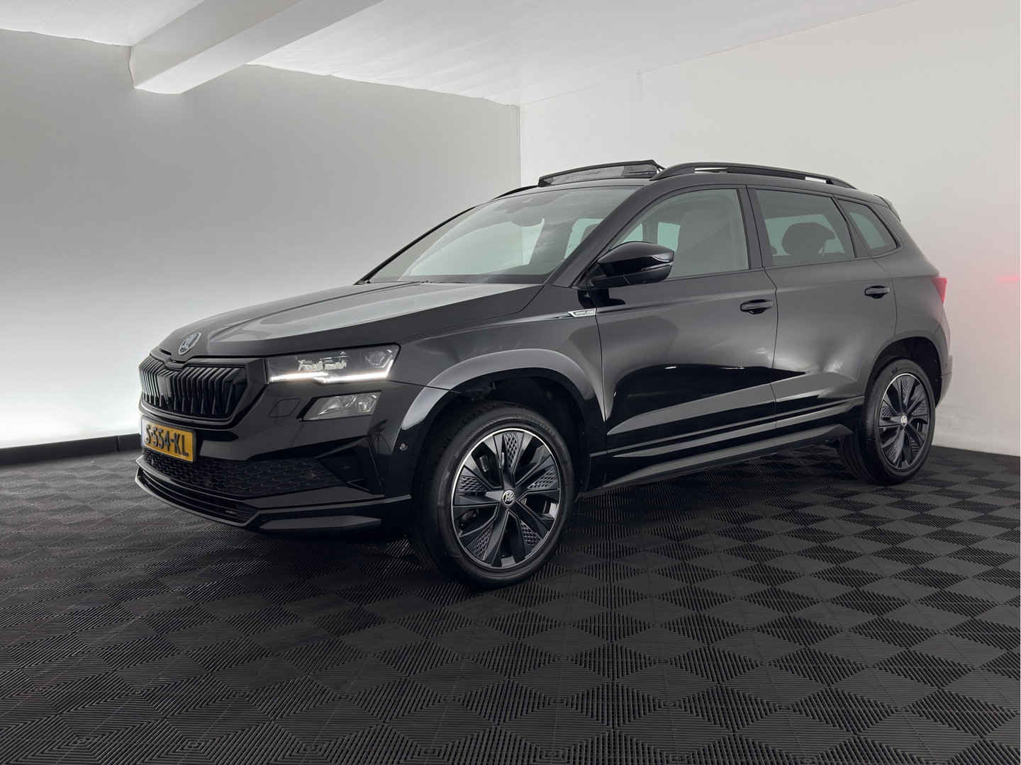 Škoda Karoq 1.5 TSI ACT Sportline Business (INCL-BTW) Aut. *PANO | DIGI-COCKPIT | FULL-LED | ADAPTIVE-CRUISE | HEATED-SPORTSEATS | TOP-VIEW |  AMBIENTLIGHT | NAVI-FULLMAP | KEYLESS | DAB+ | TOWBAR | PRIVACYGLASS | 18''ALU*