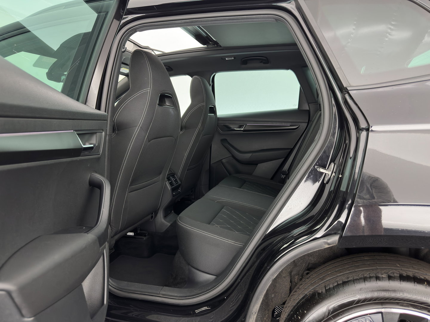 Škoda Karoq 1.5 TSI ACT Sportline Business (INCL-BTW) Aut. *PANO | DIGI-COCKPIT | FULL-LED | ADAPTIVE-CRUISE | HEATED-SPORTSEATS | TOP-VIEW |  AMBIENTLIGHT | NAVI-FULLMAP | KEYLESS | DAB+ | TOWBAR | PRIVACYGLASS | 18''ALU*