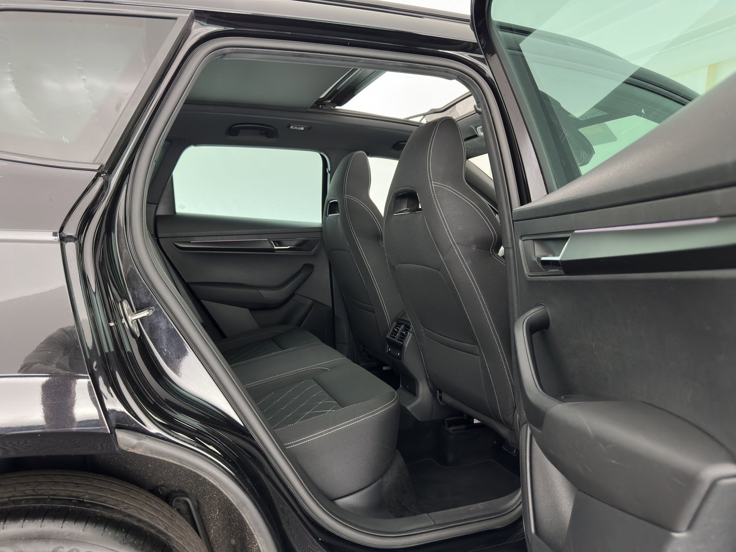 Škoda Karoq 1.5 TSI ACT Sportline Business (INCL-BTW) Aut. *PANO | DIGI-COCKPIT | FULL-LED | ADAPTIVE-CRUISE | HEATED-SPORTSEATS | TOP-VIEW |  AMBIENTLIGHT | NAVI-FULLMAP | KEYLESS | DAB+ | TOWBAR | PRIVACYGLASS | 18''ALU*