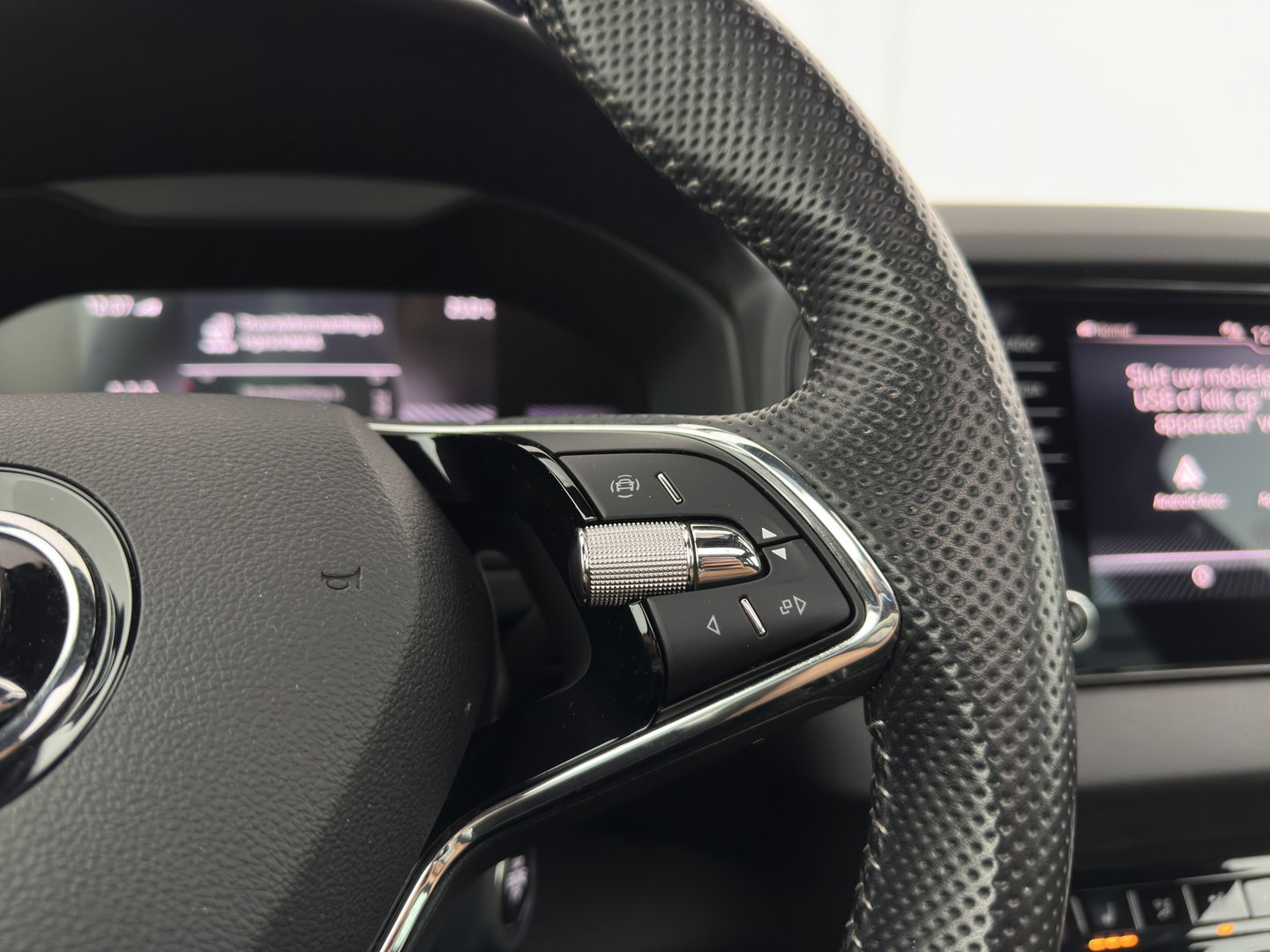 Škoda Karoq 1.5 TSI ACT Sportline Business (INCL-BTW) Aut. *PANO | DIGI-COCKPIT | FULL-LED | ADAPTIVE-CRUISE | HEATED-SPORTSEATS | TOP-VIEW |  AMBIENTLIGHT | NAVI-FULLMAP | KEYLESS | DAB+ | TOWBAR | PRIVACYGLASS | 18''ALU*