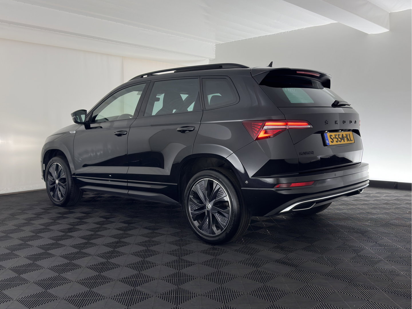 Škoda Karoq 1.5 TSI ACT Sportline Business (INCL-BTW) Aut. *PANO | DIGI-COCKPIT | FULL-LED | ADAPTIVE-CRUISE | HEATED-SPORTSEATS | TOP-VIEW |  AMBIENTLIGHT | NAVI-FULLMAP | KEYLESS | DAB+ | TOWBAR | PRIVACYGLASS | 18''ALU*