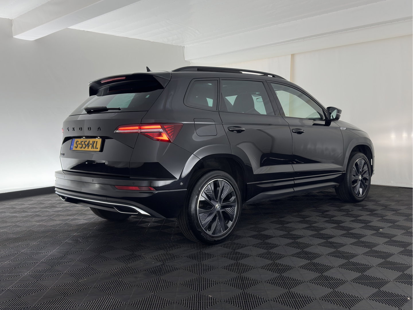Škoda Karoq 1.5 TSI ACT Sportline Business (INCL-BTW) Aut. *PANO | DIGI-COCKPIT | FULL-LED | ADAPTIVE-CRUISE | HEATED-SPORTSEATS | TOP-VIEW |  AMBIENTLIGHT | NAVI-FULLMAP | KEYLESS | DAB+ | TOWBAR | PRIVACYGLASS | 18''ALU*