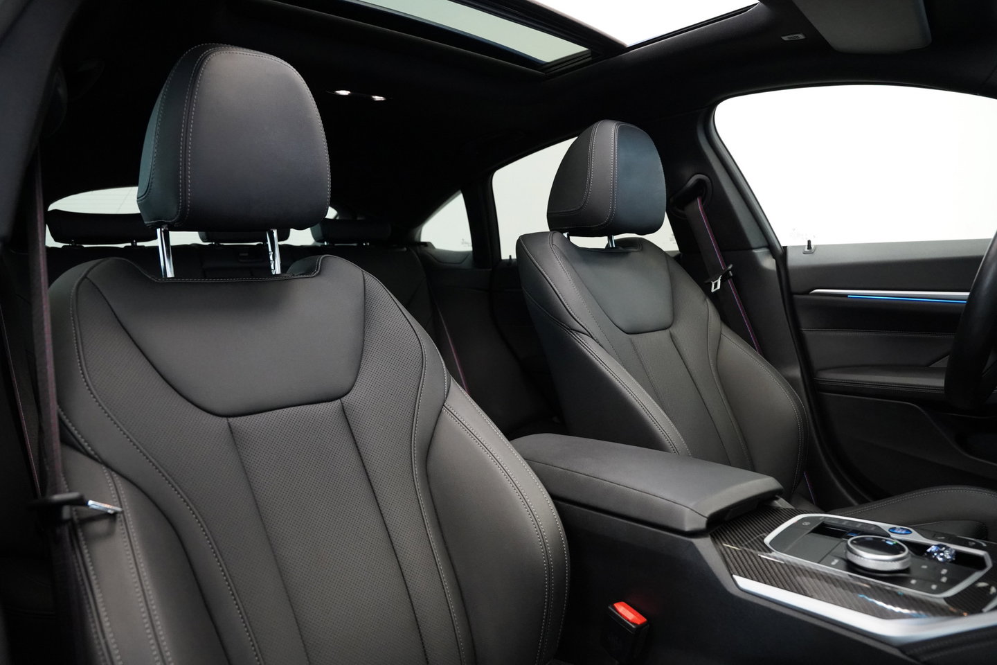 BMW 4 Serie Gran Coupé M440i xDrive High Executive ACC Opendak Wide Screen Head-up H&K Trekhaak Carbon Laser Light Portimao Blue!