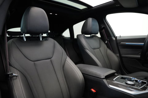 BMW 4 Serie Gran Coupé M440i xDrive High Executive ACC Opendak Wide Screen Head-up H&K Trekhaak Carbon Laser Light Portimao Blue!