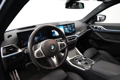 BMW 4 Serie Gran Coupé M440i xDrive High Executive ACC Opendak Wide Screen Head-up H&K Trekhaak Carbon Laser Light Portimao Blue!
