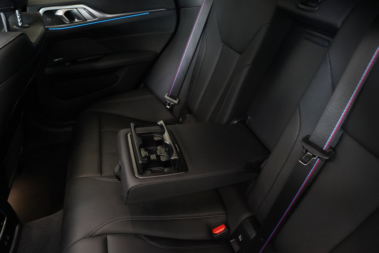 BMW 4 Serie Gran Coupé M440i xDrive High Executive ACC Opendak Wide Screen Head-up H&K Trekhaak Carbon Laser Light Portimao Blue!