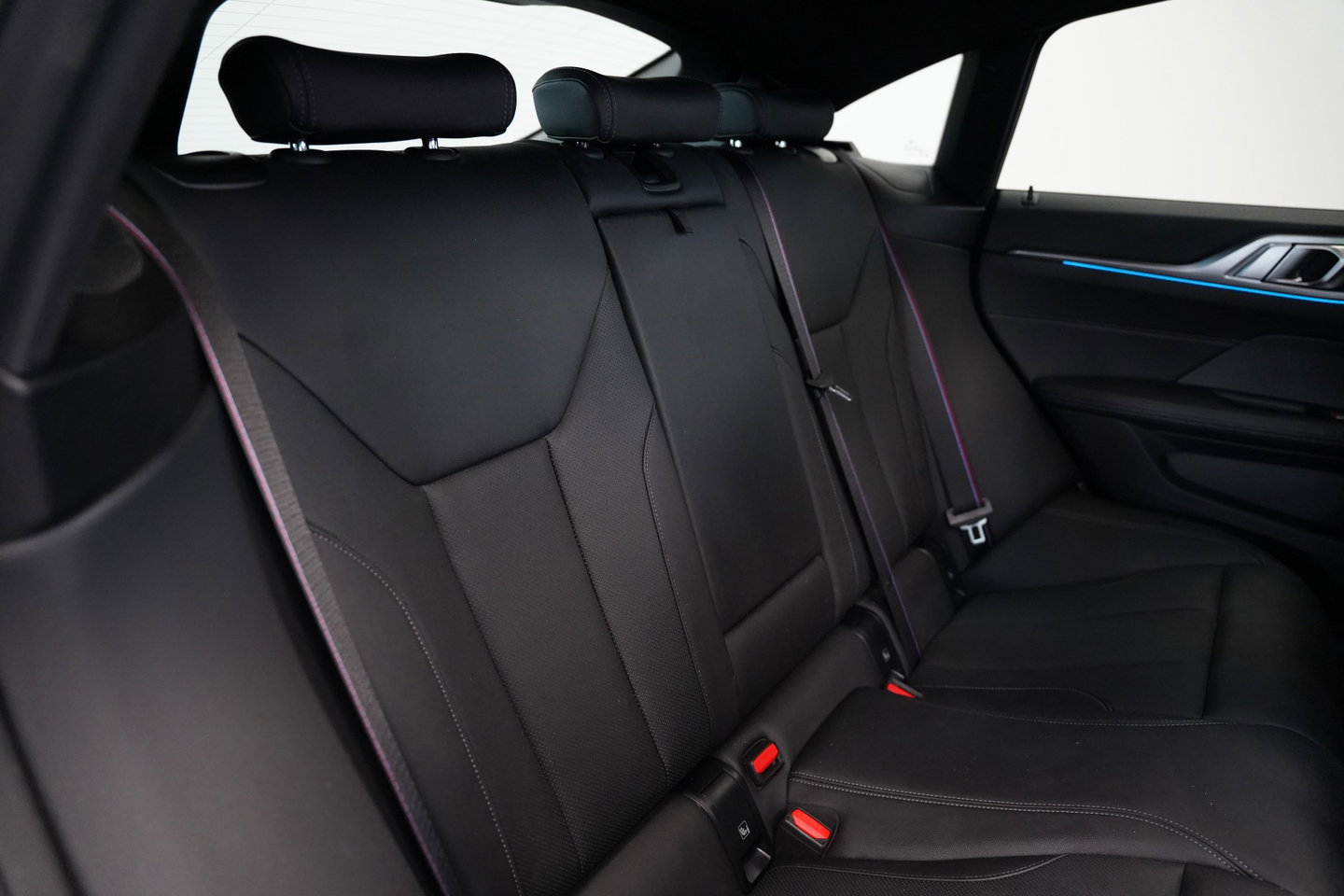 BMW 4 Serie Gran Coupé M440i xDrive High Executive ACC Opendak Wide Screen Head-up H&K Trekhaak Carbon Laser Light Portimao Blue!
