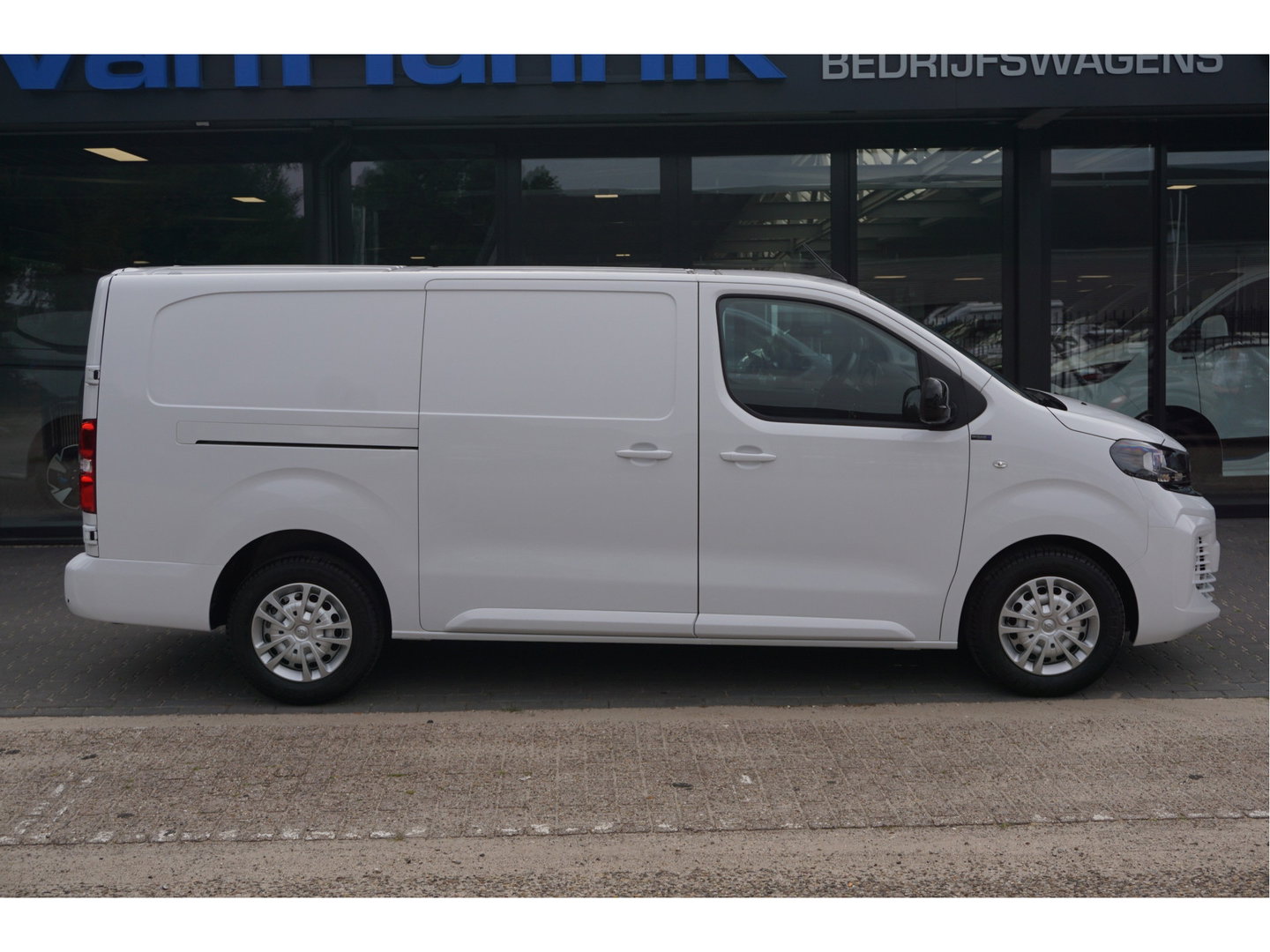Opel Vivaro 2.0D 145PK EAT8 AUT L3H1 Apple CP, Cam, Betimmering, Trekhaak, Standkachel!! Nr. D01*