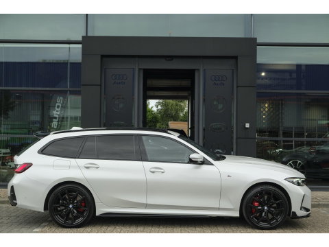 BMW 3 Serie Touring 330e xDrive M-sport M3 stoelen Panoramadak *SOH 98%* Memory *BTW* Black pack NLauto 19" LMV