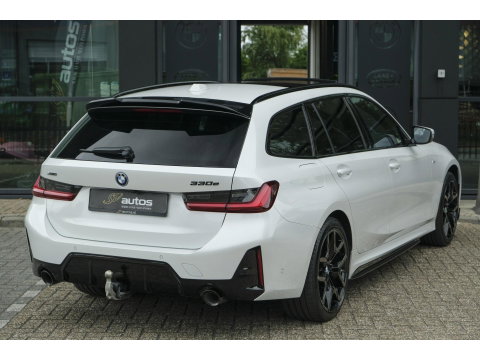BMW 3 Serie Touring 330e xDrive M-sport M3 stoelen Panoramadak *SOH 98%* Memory *BTW* Black pack NLauto 19" LMV