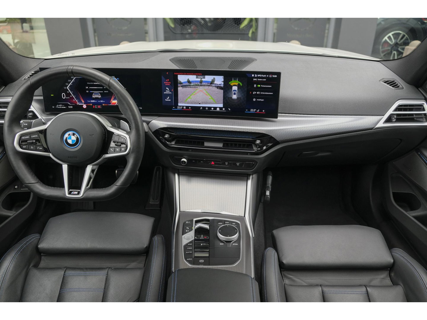 BMW 3 Serie Touring 330e xDrive M-sport M3 stoelen Panoramadak *SOH 98%* Memory *BTW* Black pack NLauto 19" LMV