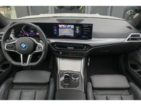 BMW 3 Serie Touring 330e xDrive M-sport M3 stoelen Panoramadak *SOH 98%* Memory *BTW* Black pack NLauto 19" LMV