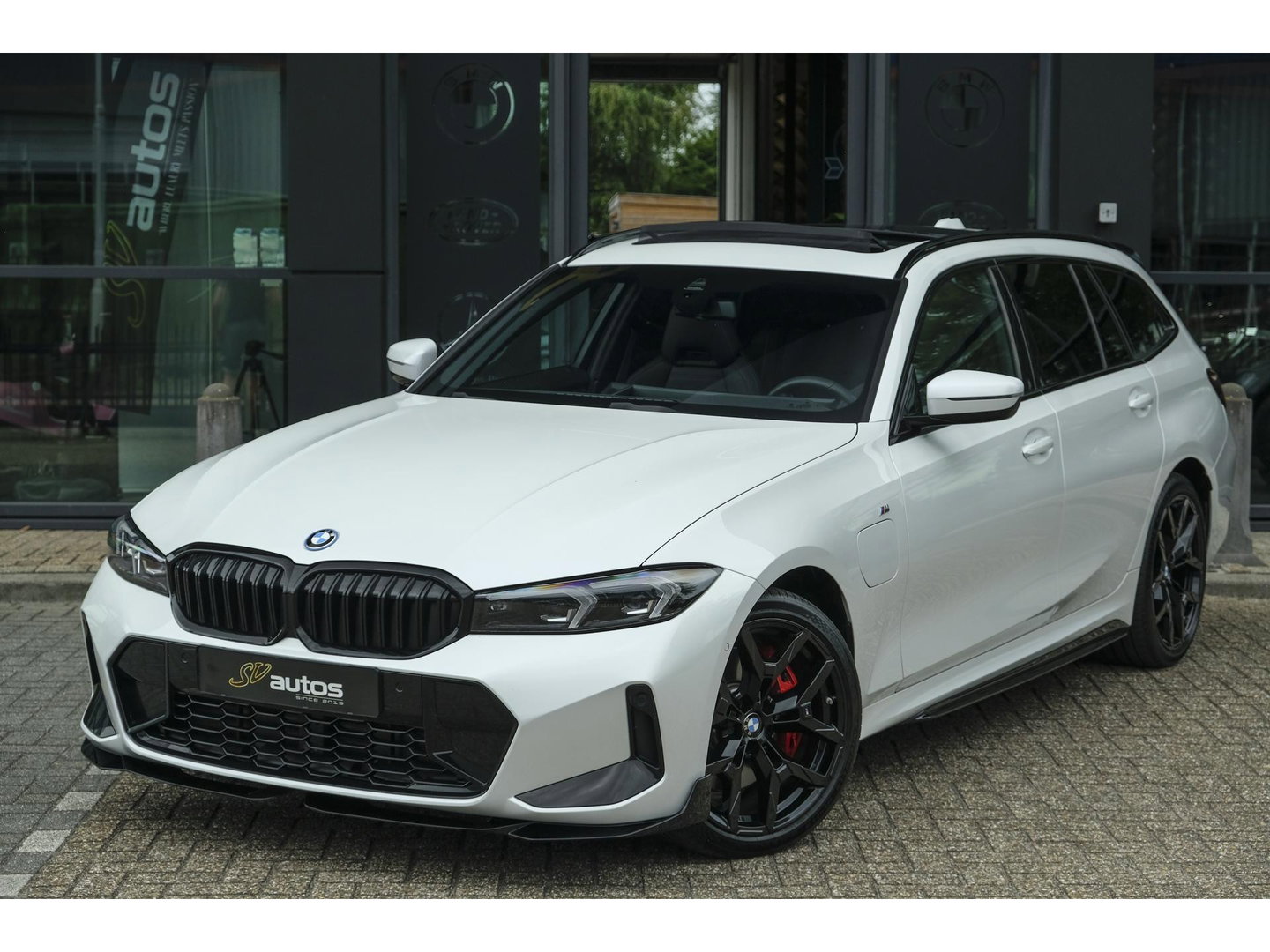 BMW 3 Serie Touring 330e xDrive M-sport M3 stoelen Panoramadak *SOH 98%* Memory *BTW* Black pack NLauto 19" LMV