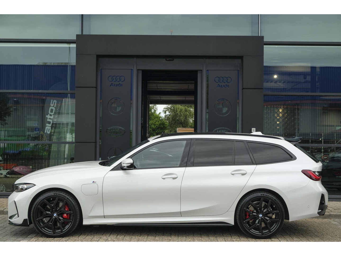 BMW 3 Serie Touring 330e xDrive M-sport M3 stoelen Panoramadak *SOH 98%* Memory *BTW* Black pack NLauto 19" LMV