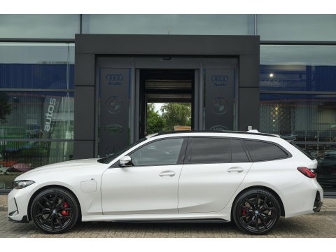 BMW 3 Serie Touring 330e xDrive M-sport M3 stoelen Panoramadak *SOH 98%* Memory *BTW* Black pack NLauto 19" LMV