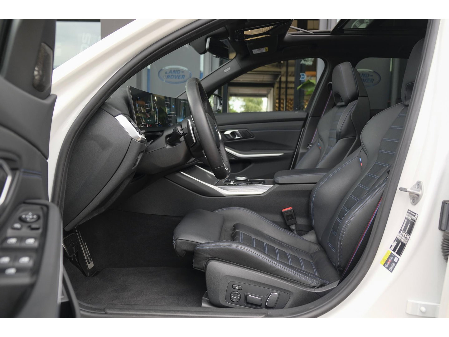 BMW 3 Serie Touring 330e xDrive M-sport M3 stoelen Panoramadak *SOH 98%* Memory *BTW* Black pack NLauto 19" LMV