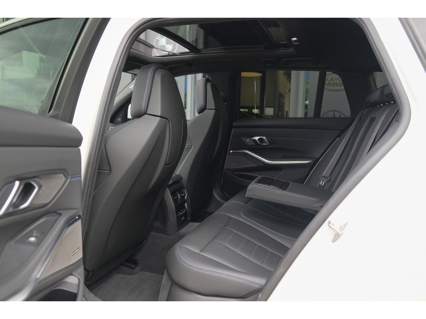 BMW 3 Serie Touring 330e xDrive M-sport M3 stoelen Panoramadak *SOH 98%* Memory *BTW* Black pack NLauto 19" LMV